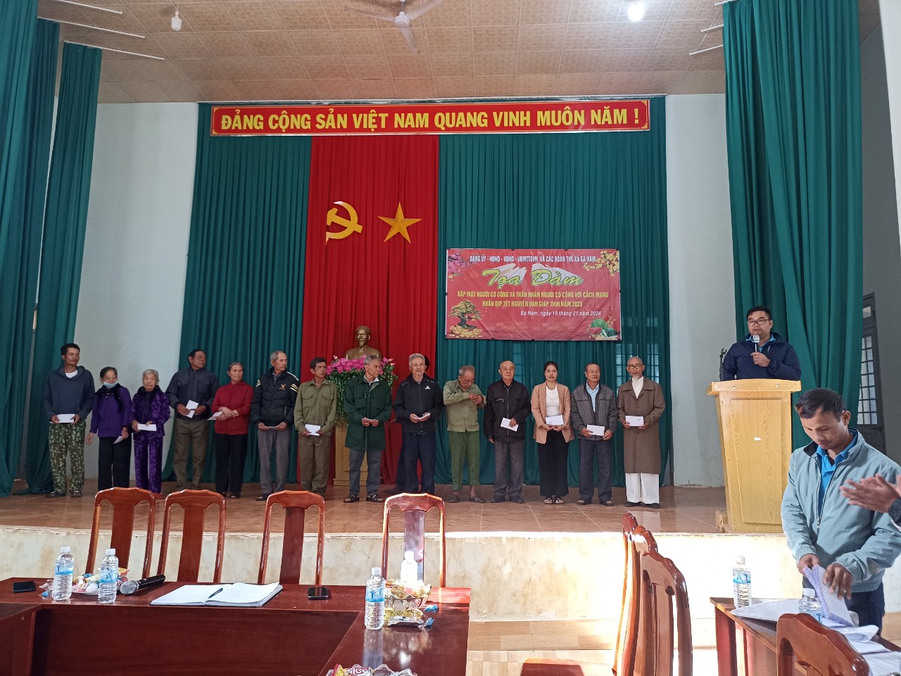 Xã Ea Nam: Gặp mặt người có công và thân nhân người có công với cách mạng nhân dịp Tết Nguyên đán Giáp Thìn năm 2024